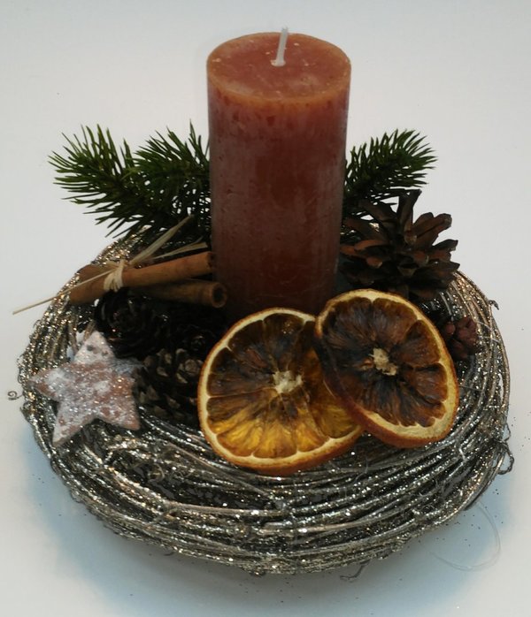 Adventsgesteck mit orangener Stumpenkerze (Nr. 3)