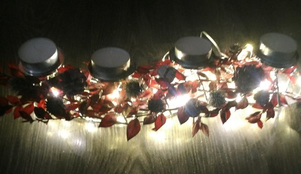 Adventsgesteck als Metallgerüst für 4 Maxiteelichter mit LED-Kette (Nr.36)