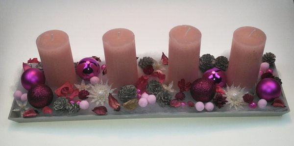 Adventsgesteck mit 4 rustikalen-rosa Stumpenkerzen (Nr. 5)