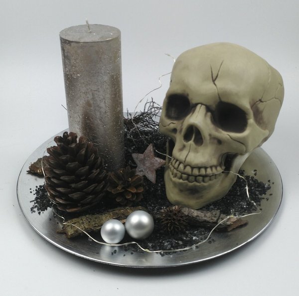Adventsgesteck auf Silberteller mit Totenkopf und LED (Nr. 49)